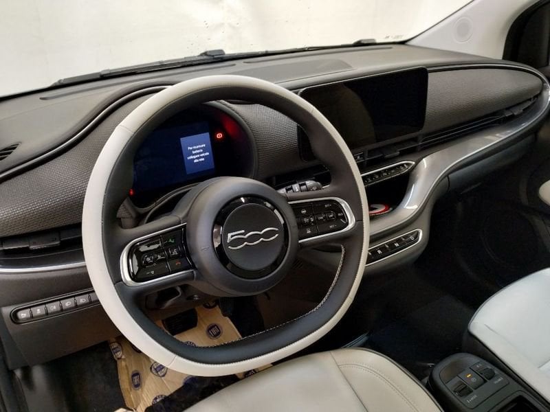 
								FIAT 500e 42 kWh La Prima full									