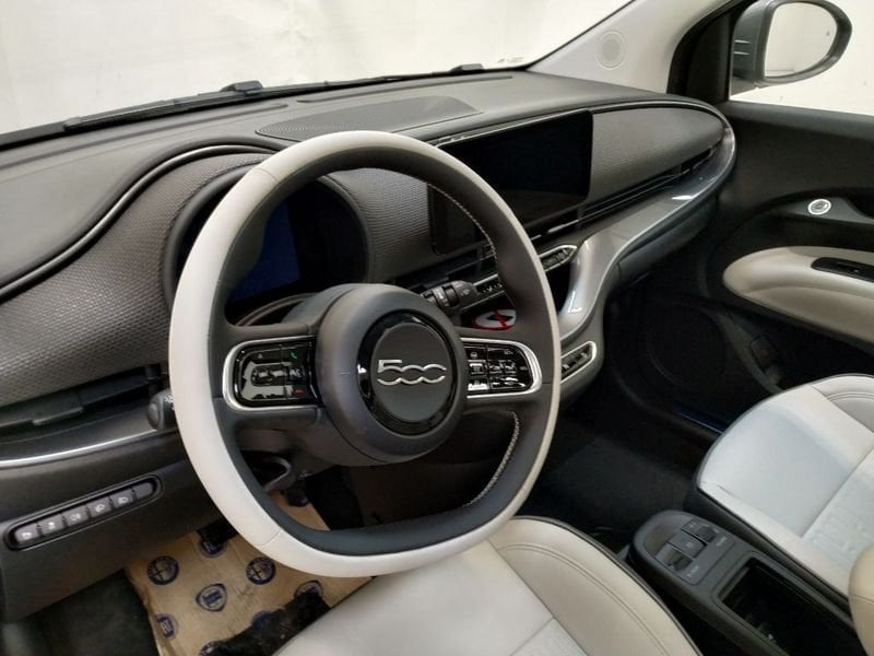 
								FIAT 500e 42 kWh La Prima full									