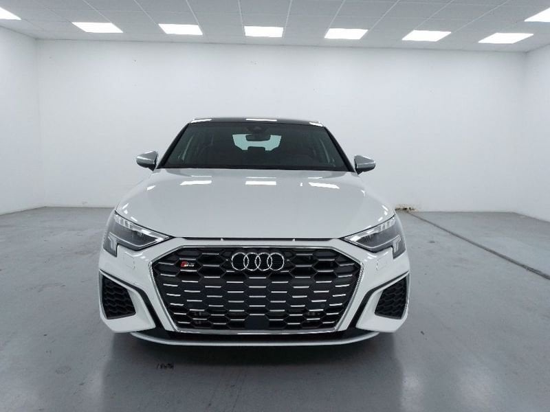 
								Audi A3 S3 Sportback 2.0 tfsi quattro s-tronic full									