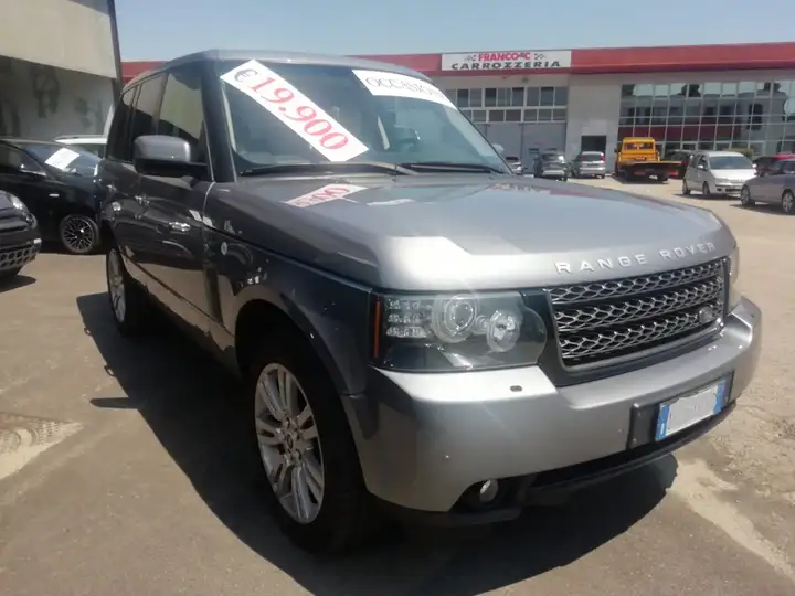 Il Land Rover Range Rover III (2010) 4.4 TDV8 Vogue rappresenta una scelta interessante per chi cerca una SUV di lusso, potente e confortevole per l'uso quotidiano e le avventure fuoristrada.